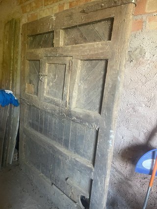 Puerta antigua de madera rústica