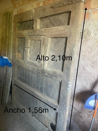 Puerta antigua de madera rústica