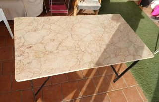 Mesa de mármol con patas de metal