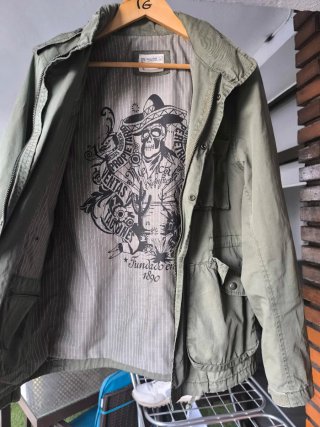 Cazadora verde militar casual con capucha recogida