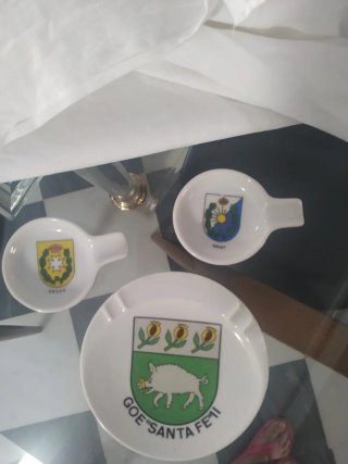 3 Ceniceros de cerámica con escudos