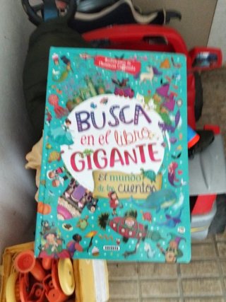 Busca en el libro gigante. El mundo de los cuentos