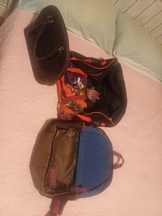 Bolsa de viaje, mochila de niño y bolso de mujer