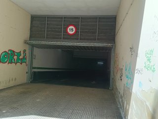 Alquilo plaza de garaje. En Benta berri. De raya.
