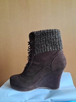 Botines de cuña con cordones