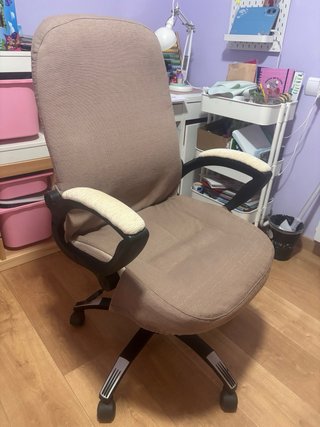Silla de oficina beige con funda