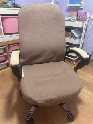 Silla de oficina beige con funda