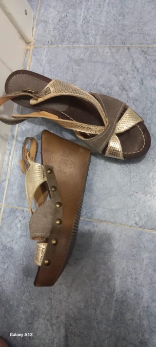 Sandalias cuña marrón y dorado