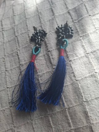 Pendientes largos pedreria azul abalorios y flecos