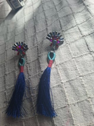Pendientes largos pedreria azul abalorios y flecos