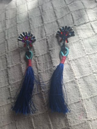 Pendientes largos pedreria azul abalorios y flecos