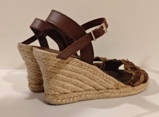 Sandalias cuña marrón flores N° 37