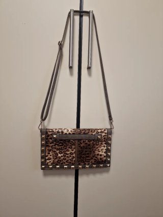 Bolso de leopardo con tachuelas