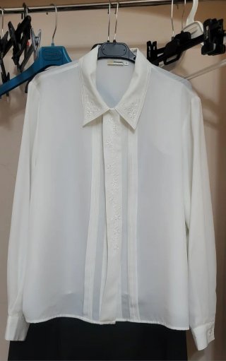 Camisa blanca manga larga bordada talla 42