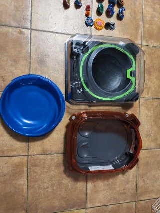 Beyblade X Arena y Accesorios