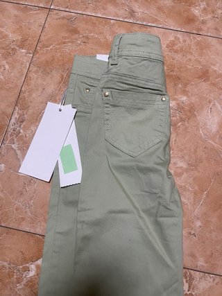 Pantalón vaquero elástico verde