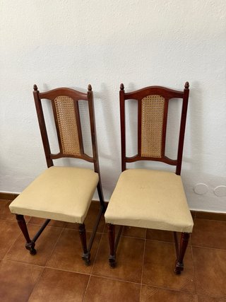Juego de 2 sillas de madera con asiento beige