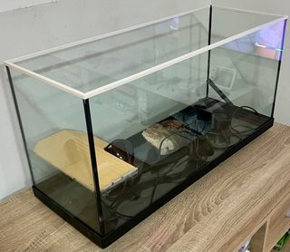 Tortuguera/Terrario/Acuario con accesorios