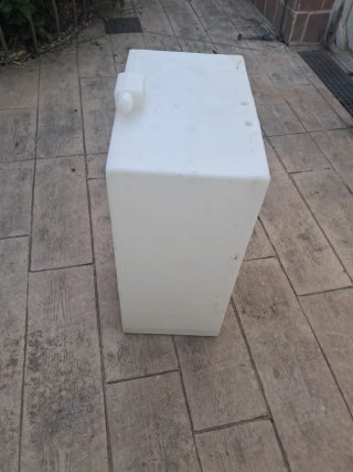 Depósito agua 140Litros blanco con tapa roja