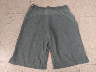 Pantalón corto deportivo verde militar