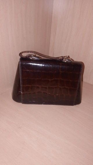 Bolso pequeño marrón efecto piel