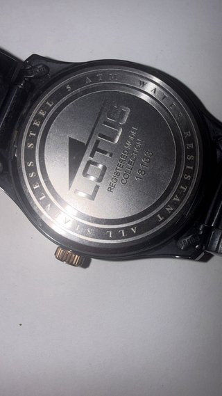 Reloj Lotus Negro y Dorado