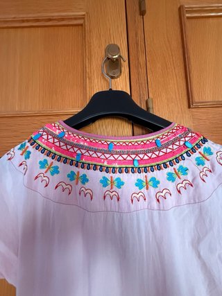 Vestido largo bordado con piedras, corte imperio.