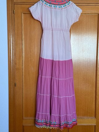 Vestido largo bordado con piedras, corte imperio.