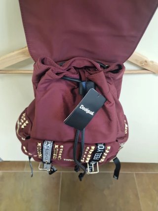 Mochila con tachuelas y tiras estampadas