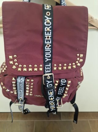 Mochila con tachuelas y tiras estampadas
