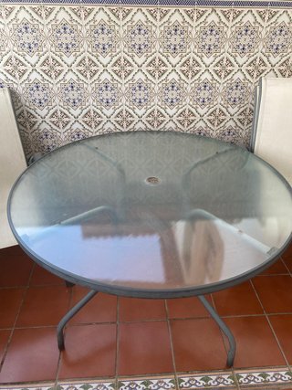 Mesa redonda cristal y 4 sillas patio