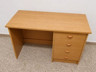 Mesa de escritorio de madera con cajones