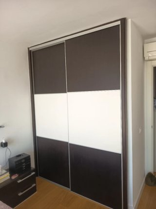 Puertas correderas armario marrones y blancas