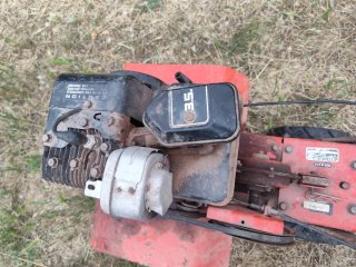 Motocultor rojo