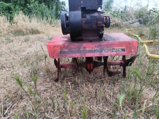 Motocultor rojo