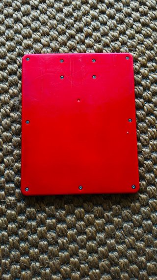 Pizarra magnética roja con bolitas metálicas