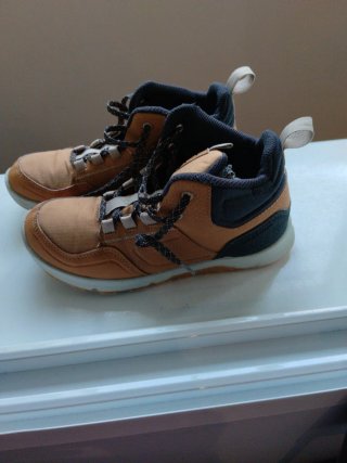 Botas Marrones y Azules
