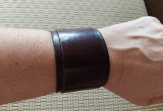 Pulsera de cuero con hebilla