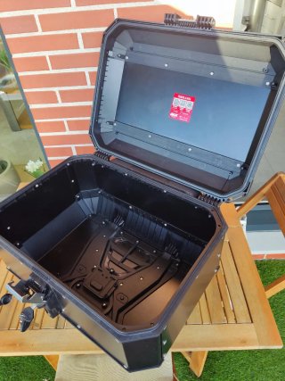 Baúl Givi Trekker Alaska 56L Negro.