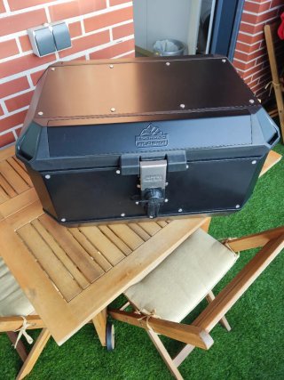 Baúl Givi Trekker Alaska 56L Negro.