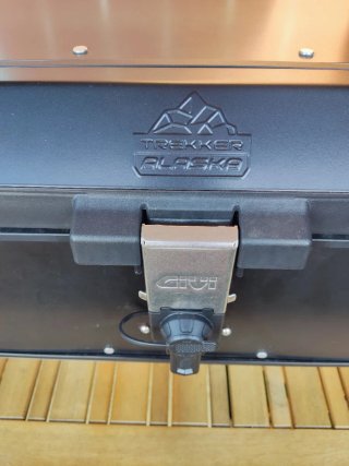 Baúl Givi Trekker Alaska 56L Negro.