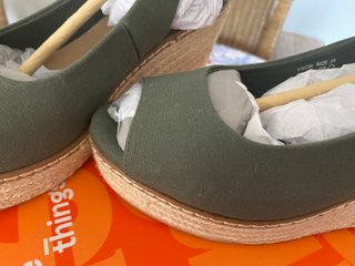 Sandalias verdes de cuña con plataforma