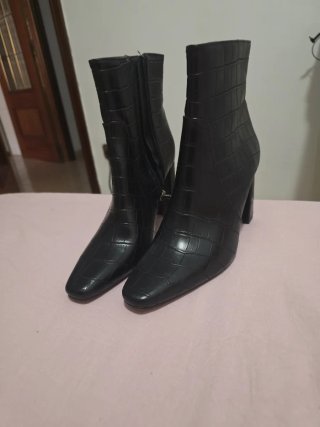 Botines tacón negros efecto piel