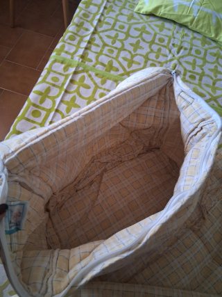 Bolsa de bebé con estampado de cuadros.