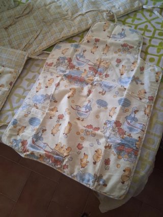 Bolsa de bebé con estampado de cuadros.