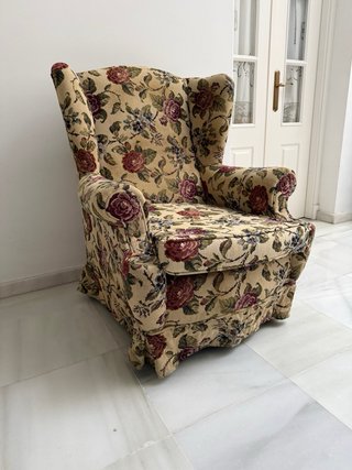 Sillón orejero tapizado floral