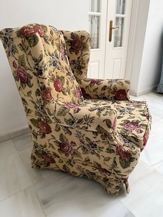 Sillón orejero tapizado floral