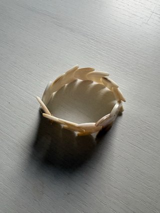 Pulsera de conchas beige y marrón