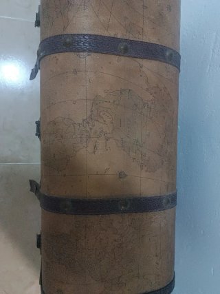 Baúl de cuero y madera con mapa