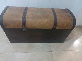 Baúl de cuero y madera con mapa